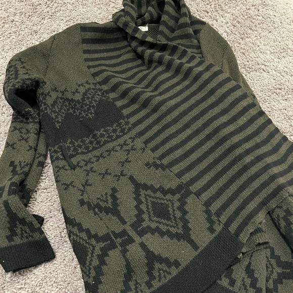 NWOT waterfall wrap Green and black patterned winter cardigan size small - Picture 2 of 4